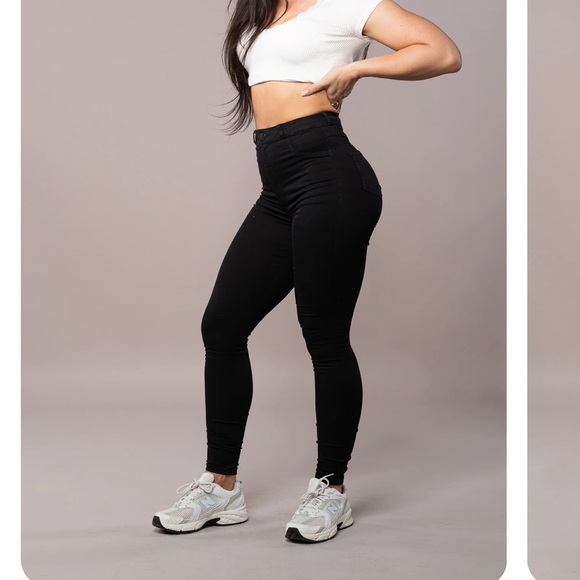 FITJEANS Women's Black Skinny Jeans - Picture 1 of 3